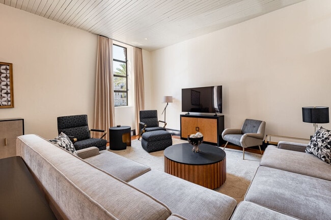 Building Photo - 1011 Canal St