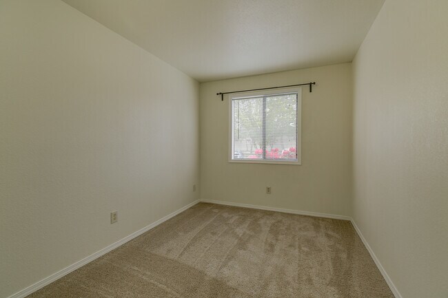 Building Photo - Roomy Remodeled  Kirkland Condo