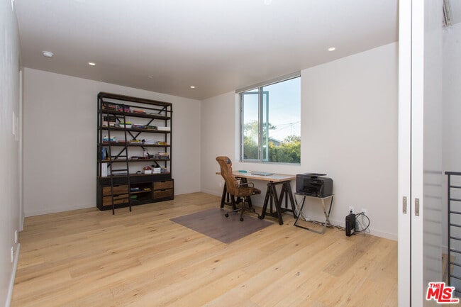 Building Photo - 709 Flower Ave