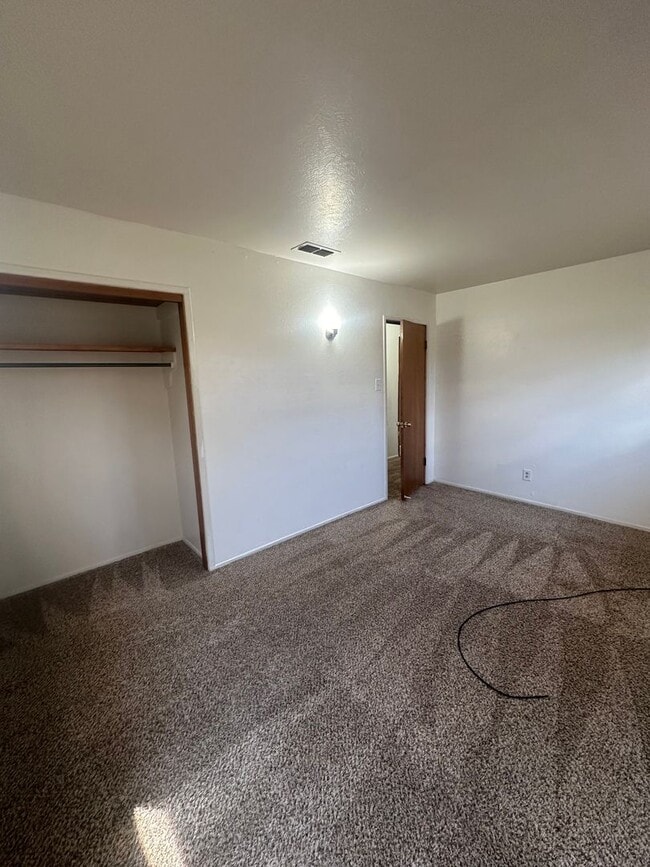 Building Photo - Cozy and Comfortable 3 Bed Home! Sandia Sc...