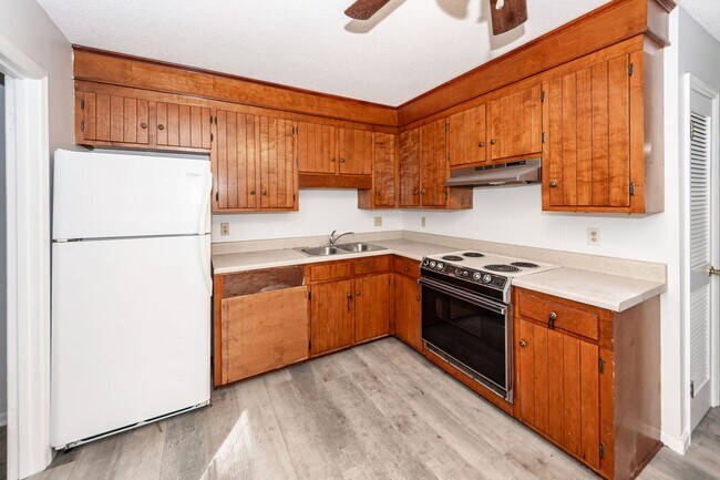 Building Photo - 2 Bedroom, 1.5 Bathroom Townhome - Summerville