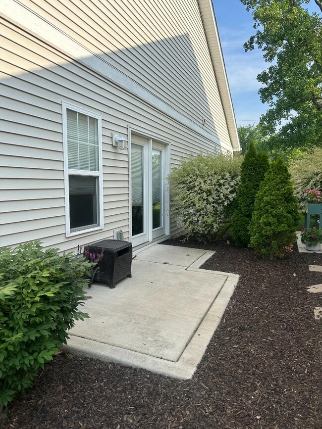 Building Photo - 107 Summertree Dr