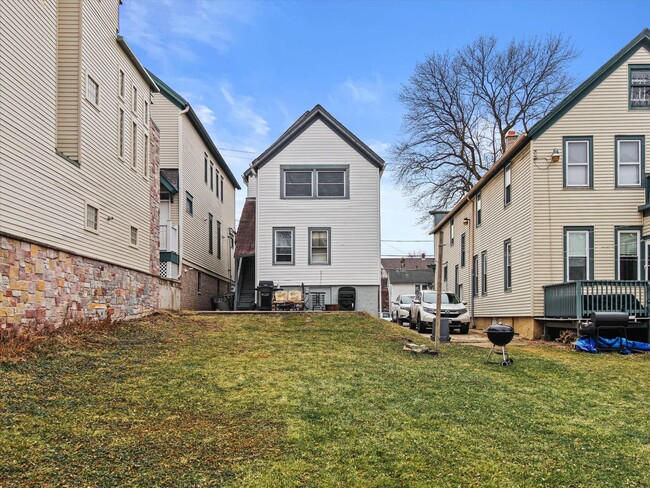 Building Photo - Updated 3 Bed / 1 Bath Duplex — Lower East Side Milwaukee