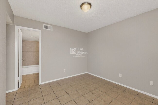 Building Photo - 8024 Cambridge Cir