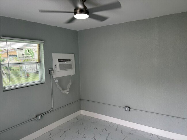 Building Photo - 4340 SW 24th St