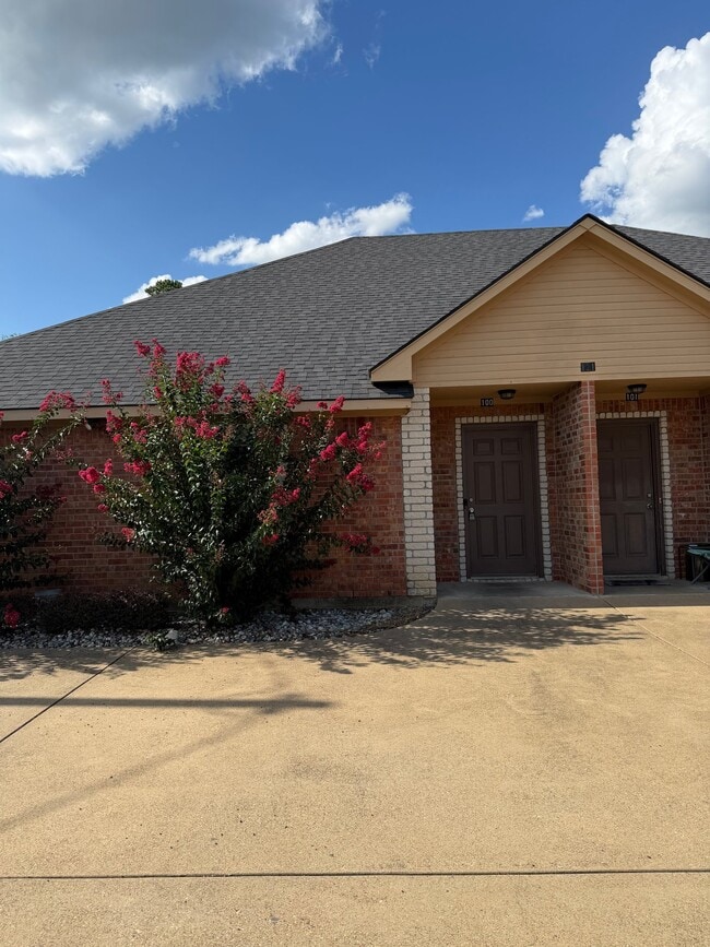 Building Photo - 121 Helane Ln
