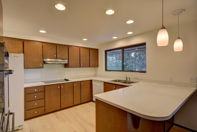 Building Photo - 2 Bed+ 2 Bath Home With Water View