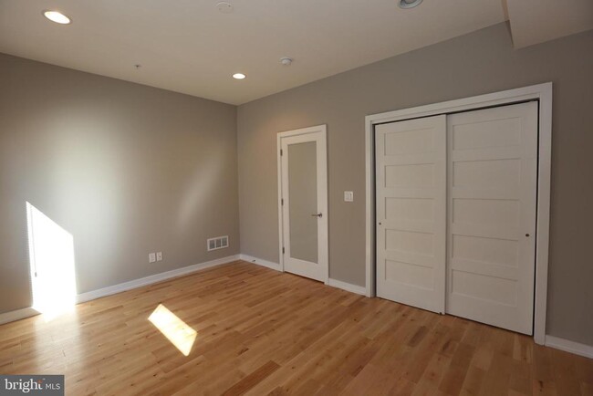 Building Photo - 1106 E Hewson St