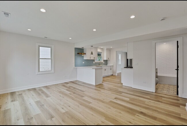 Building Photo - 9705 Oak Park Ave