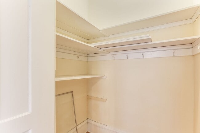 Building Photo - Stunning oversized 2 Bed/2Bath Condo in Cr...
