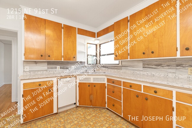 Building Photo - 1215 NE 91st St