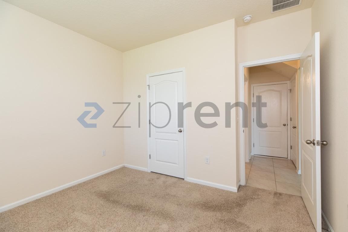 Building Photo - Unit