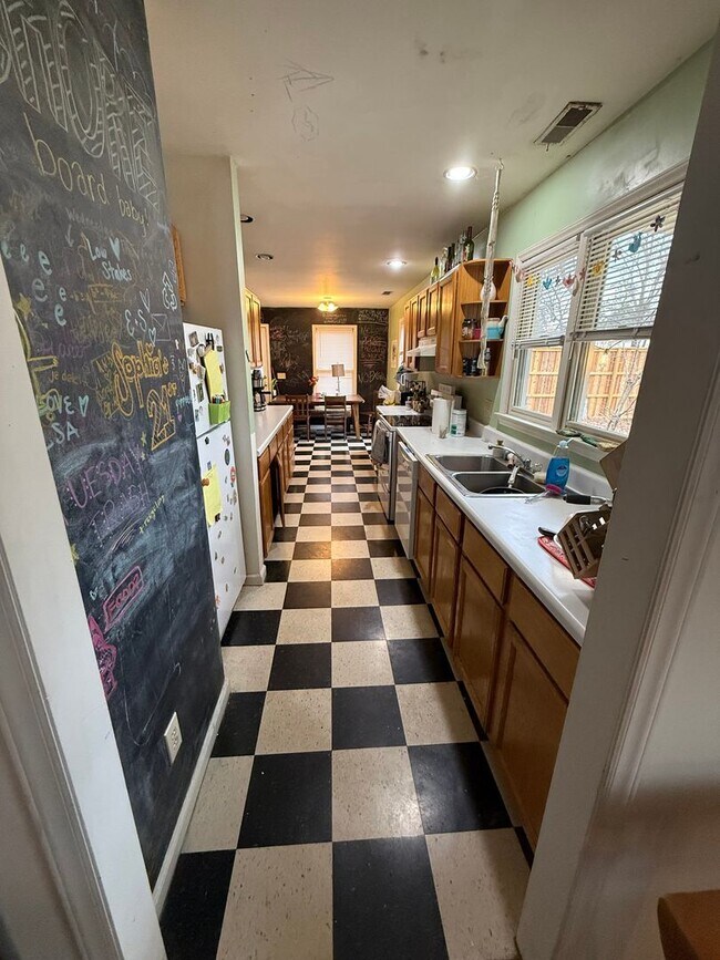 Building Photo - 505 N Greensboro St