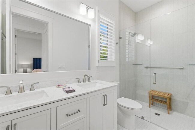 Building Photo - 345 Bailey St