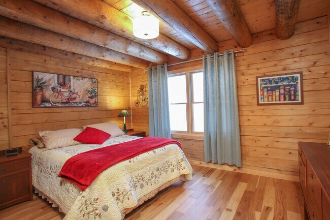 Building Photo - 320 Lakeshore Dr