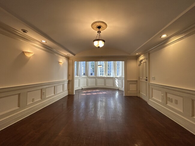 Building Photo - 635 Myrtle St NE