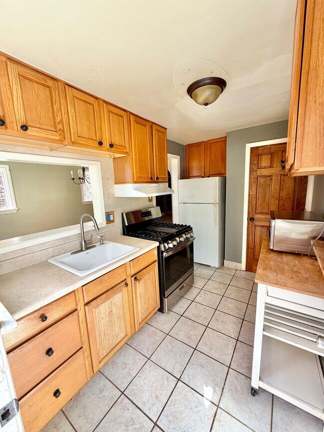 Building Photo - 738 E Madison St