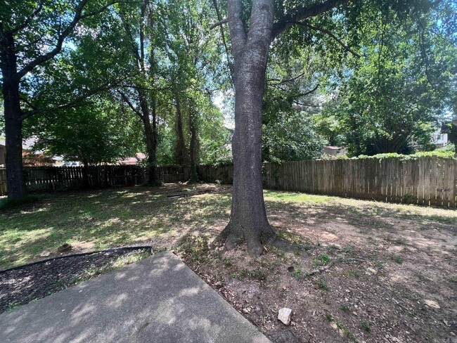 Building Photo - 1011 Green Valley Dr