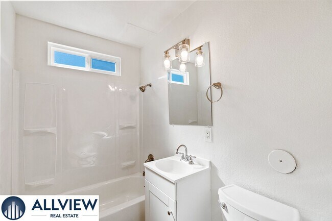 Building Photo - 452 S Shaffer St