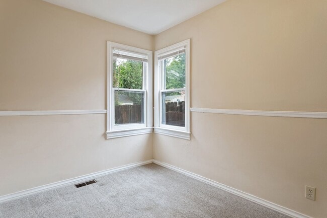 Building Photo - Centrally-Located Bungalow Available NOW!