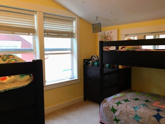 Building Photo - Spacious Townhouse for Rent -- Minutes fro...