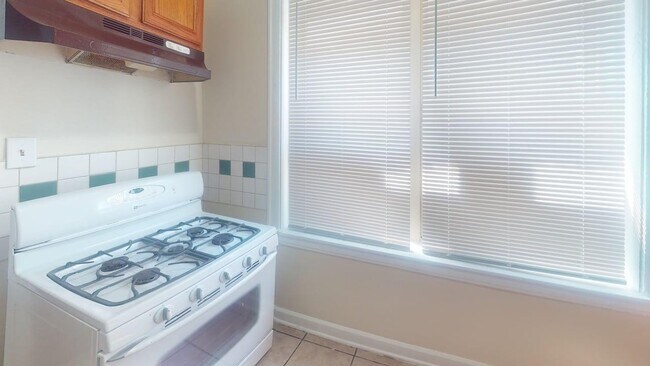 Building Photo - 823 W 83rd St