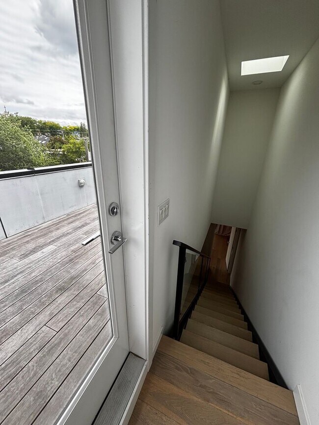 Building Photo - Modern Tri-Story in the heart of Capitol Hill