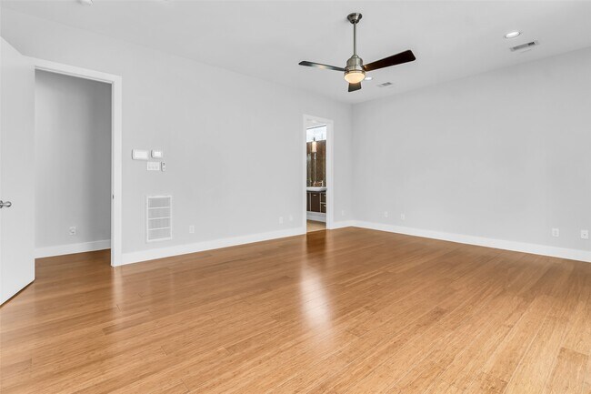 Building Photo - 1802 Hickory St