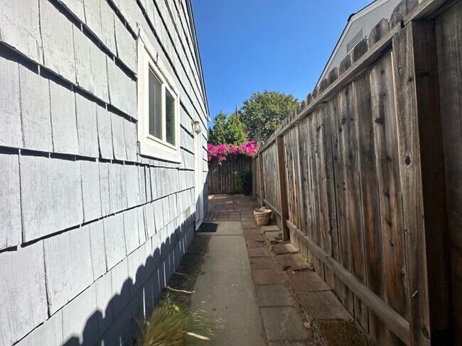Building Photo - Cute 2 bed/1 bath Duplex in East Sac!!