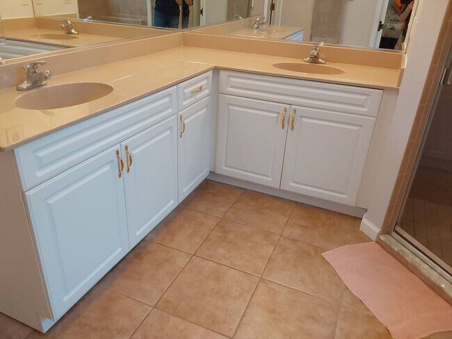 Building Photo - Cozy 3/2/2 single family house with screen...