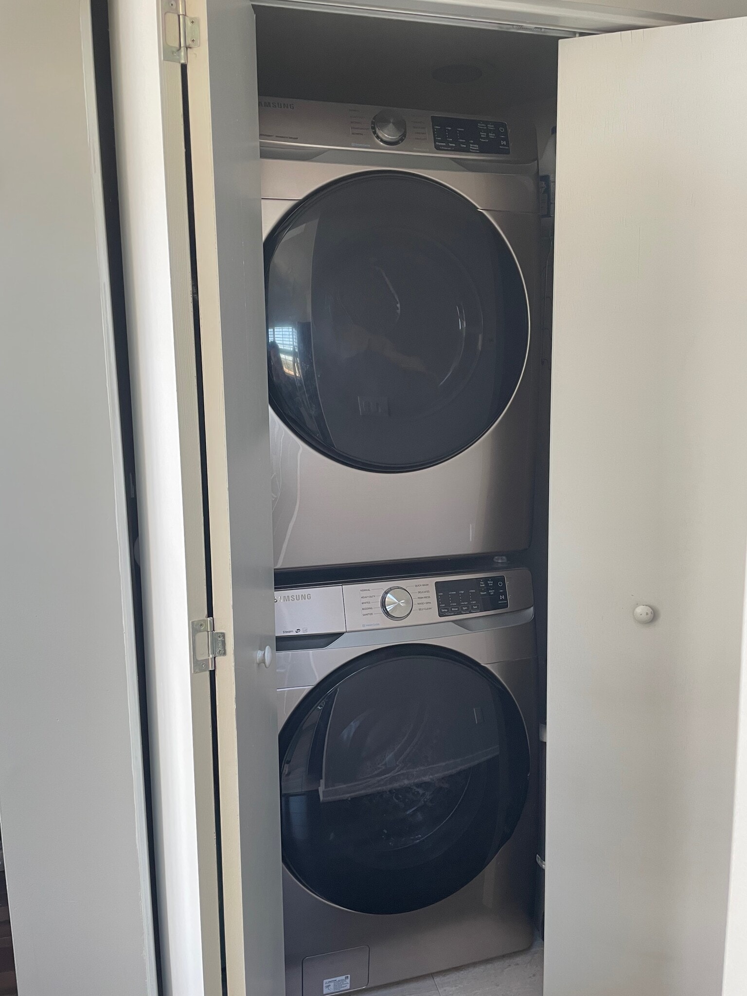 In unit washer & dryer - 219 Island Cove Ct