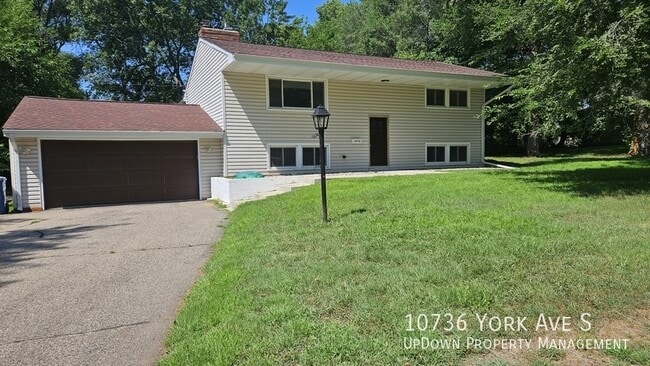 Primary Photo - 10736 York Ave S