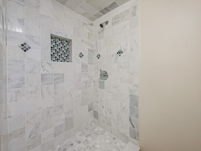 Building Photo - Spacious 3BR Home with Expansive 1-Acre Lot!