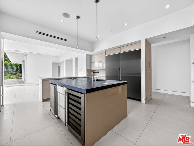 Building Photo - 770 Paseo Miramar
