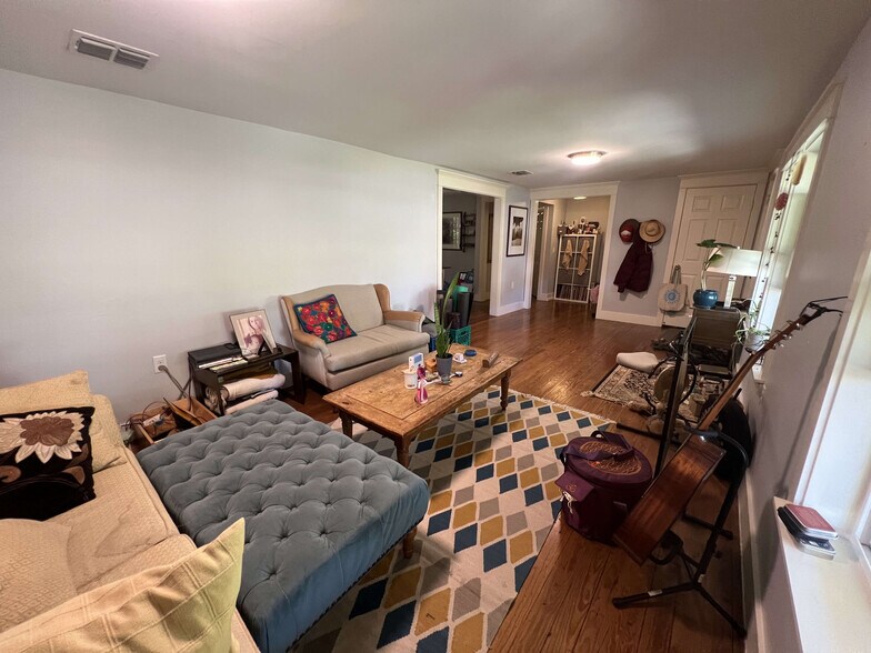 Building Photo - 1148 Lott Ave