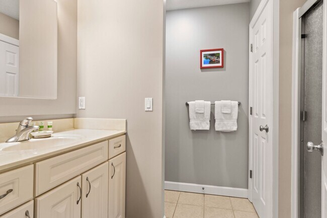 Building Photo - Furnished Pet-Friendly 30-Day Extended Stay Riverfront Condo