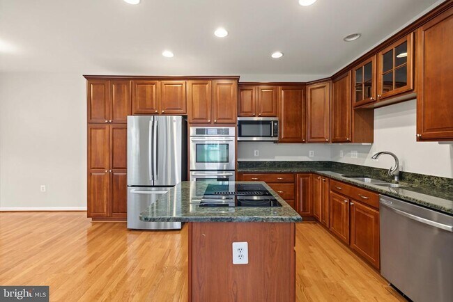Building Photo - 5256 Bessley Pl