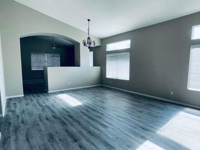 Building Photo - *WONDERFUL SINGLE STORY HOME IN "GREEN VAL...