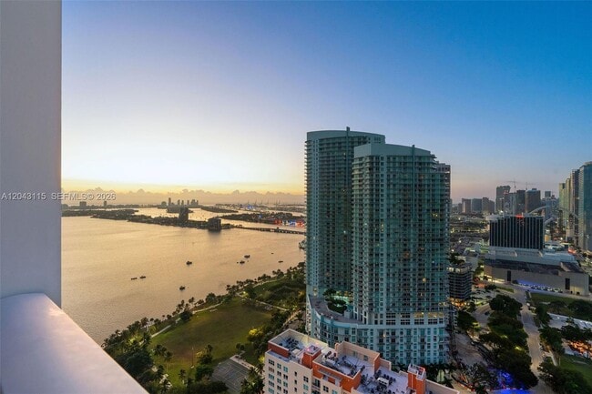 Building Photo - 2020 N Bayshore Dr