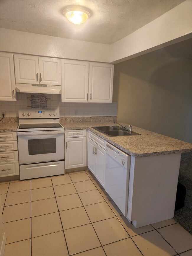 Primary Photo - 22523 Westchester Blvd