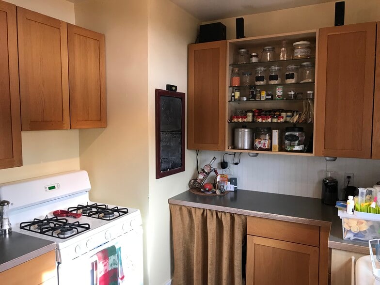 Kitchen with tenant kitchen supplies - 330 S Aiken Ave