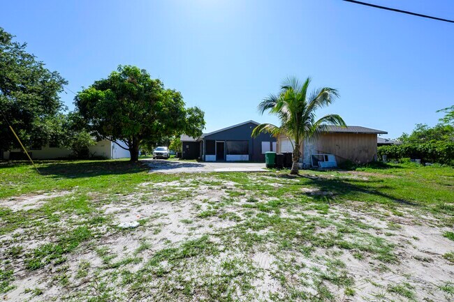 Building Photo - 280 NW Airoso Blvd