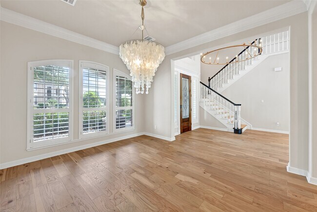 Building Photo - 15222 Hilltop View Dr