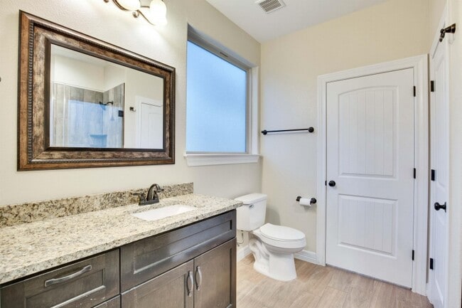 Building Photo - 118 N Buckhorn Dr