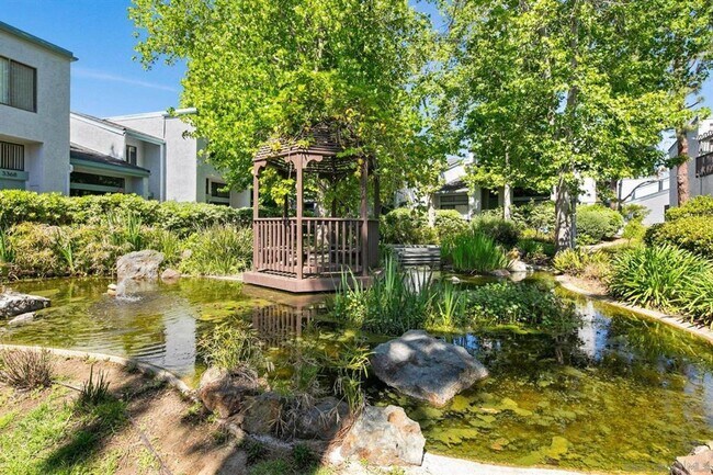 Building Photo - Spacious and remodeled 2 Bed 2.5 baths in ...