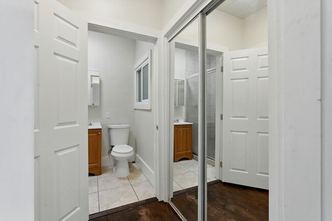 Building Photo - Remodeled Condo blocks form Beach & Downto...