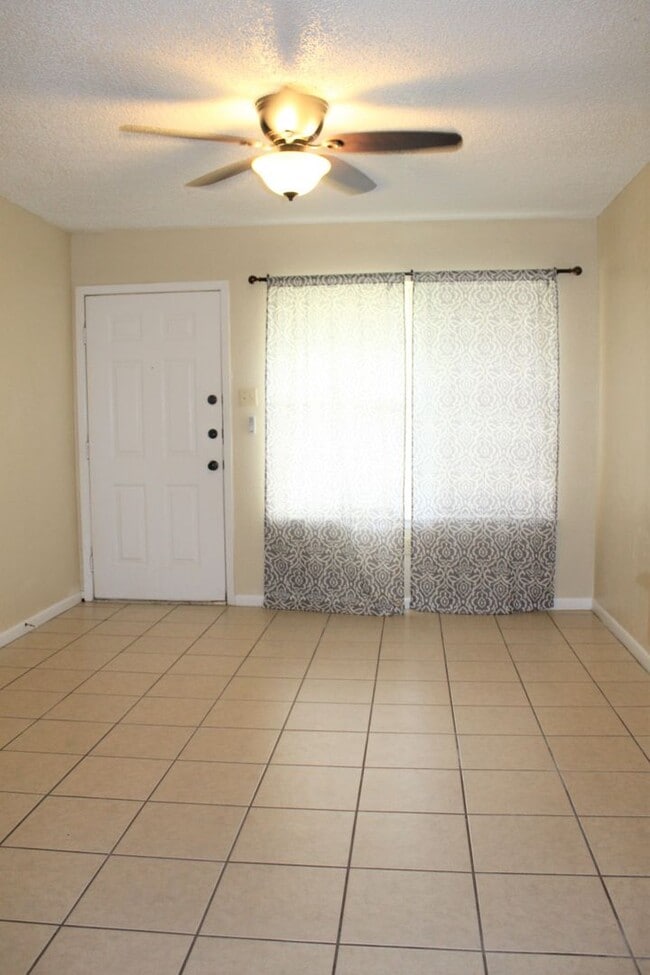 Building Photo - Small space...BIG style!