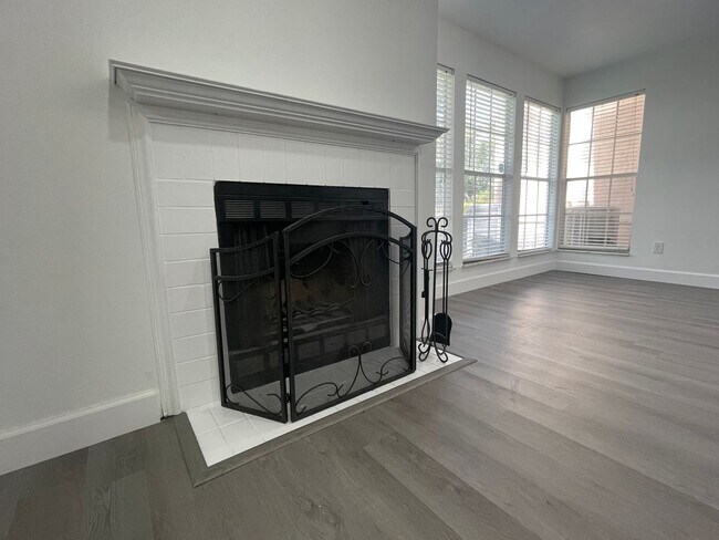 Building Photo - Renovated 2 Bedroom, 2 Bath First Floor in...