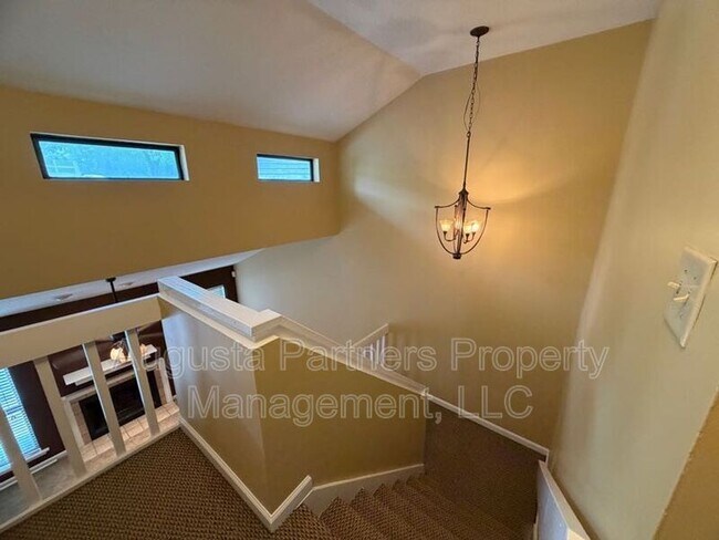 Building Photo - 3148 Vlg W Dr