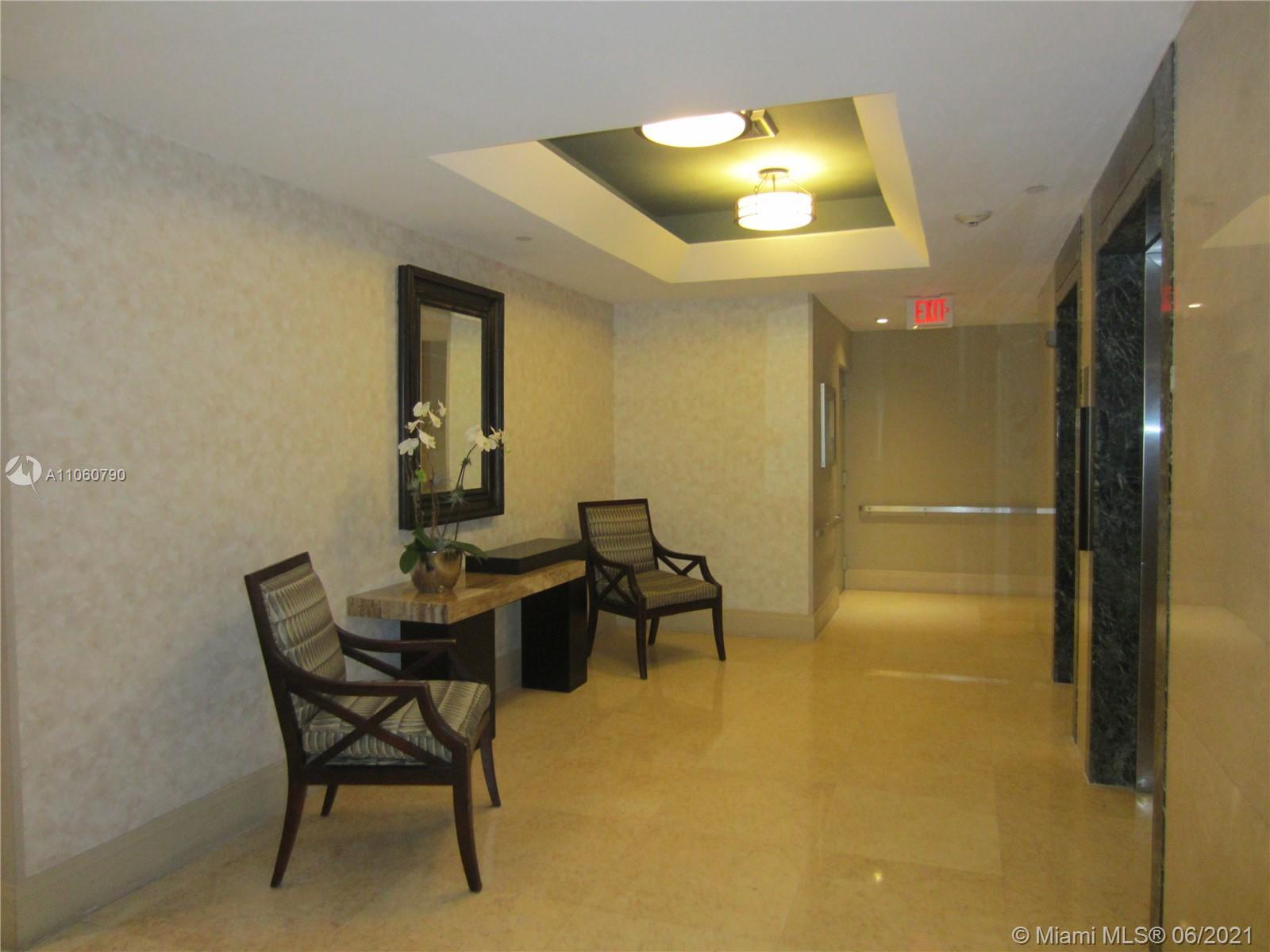 Building Photo - 1420 Brickell Bay Dr